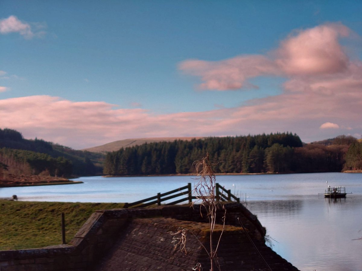 MonicaCrimmins's tweet image. Good morning.  It's Friday! We are surrounded by some lovely areas for walks. Wayoh and Entwistle reservoirs and surrounding areas is a great place to visit. A  train straight to Entwistle gets you there.  With the Strawbury duck pub nearby #Edgeworth #Lancashire