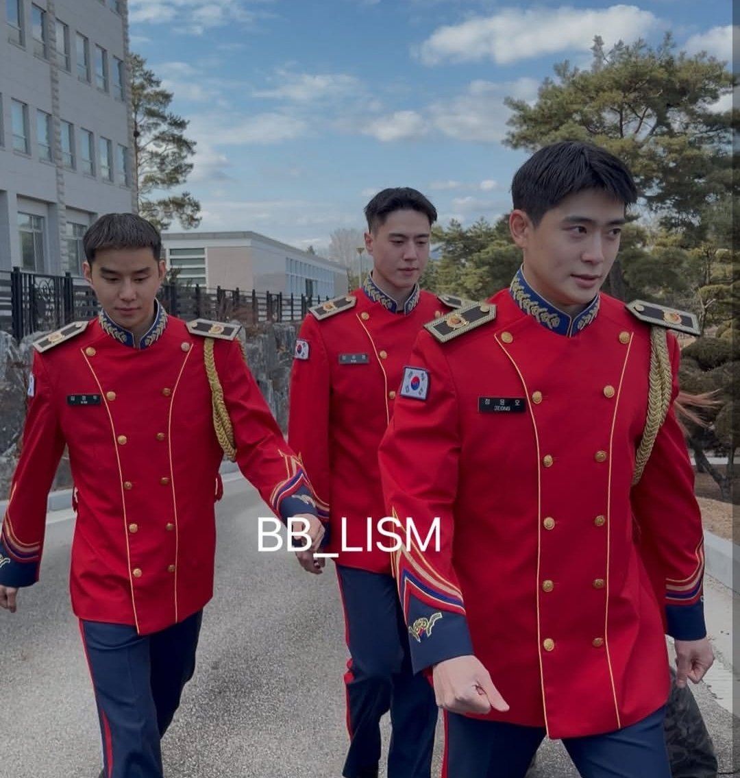 พี่ทหาร คิมยูคยอม ของพวกเรา
ปลายปีดูจะผอมๆไป จนแม่คิดว่าข้าวกองทัพม่ายแซ่บรึป่าววว แต่ตอนนี้ ไหล่หนา ดูแข็งแรงมากๆเลยย เท่ มากๆครับ คนเก่ง 

แล้วป้ายที่ชุดน่าจะเป็น 김유겸 แย้วววววว

#InterlunarTimeWithYugyeom
<a href="/yugyeom/">김유겸</a>

 Pic Cr. BB_LISM