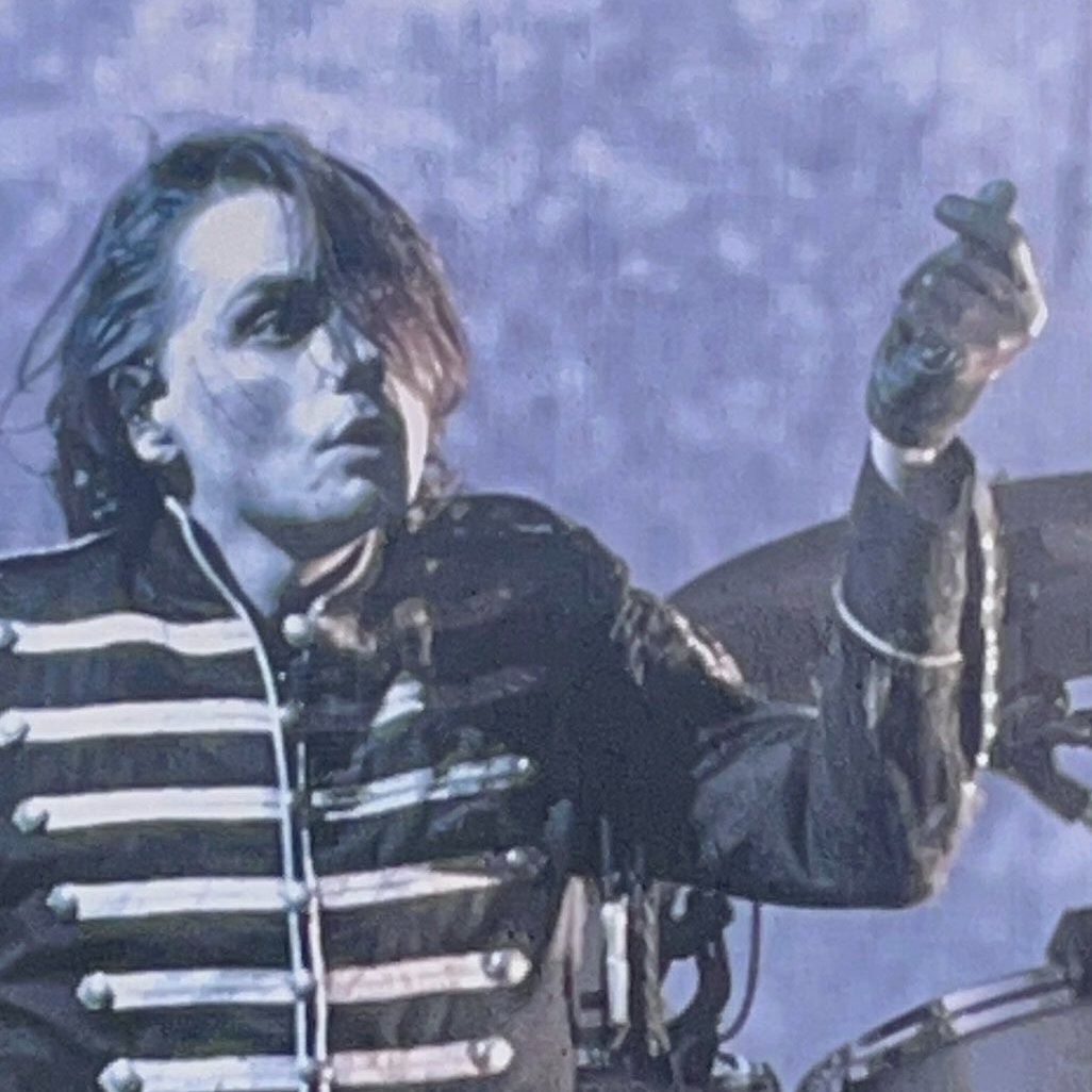 yo apoyo la kpopificación de mcr:
SI frank es el maknae del grupo
SI gerard es mi ult bias y frank mi bias wrecker
SI tenemos q coleccionar y tradear photocards
SI gerard y ray son de la hyung line
SI hicieron disband pero volvieron
SI mikey es el visual
SI hacen ending fairy