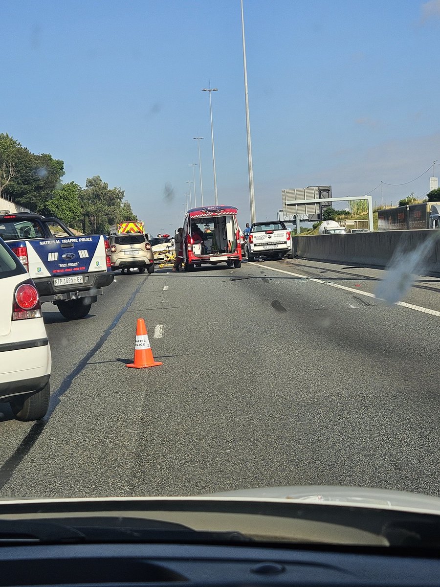 djrynop's tweet photo. #JHBTraffic accident in N1 south between Rivonia Rd and William Nichol. 4 lanes down to 1. https://t.co/4qeWeDb0HS
