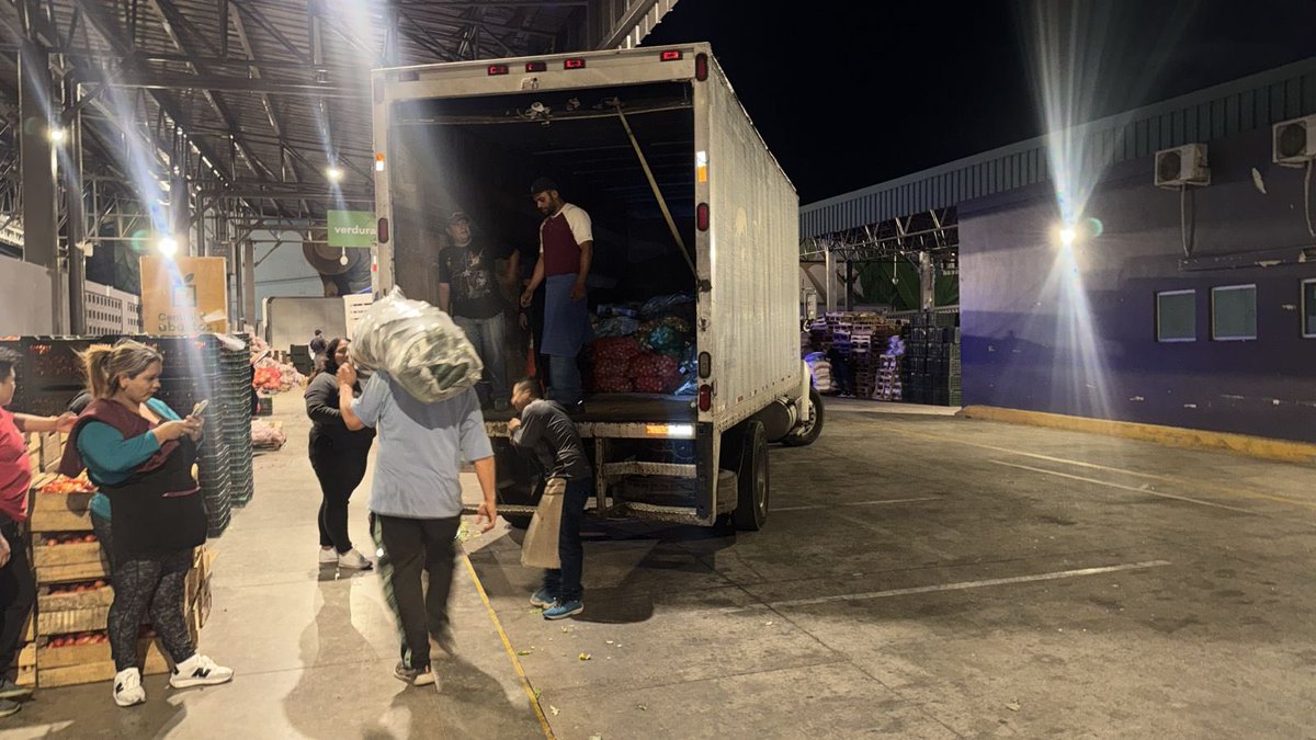 Gracias productores 🙌🏻

A esta hora, entregando sus cosechas a la Central de Abastos. Producto fresco que llegará mañana a cada uno de los AgroMercados que hemos instalado como el Gobierno del Presidente <a href="/nayibbukele/">Nayib Bukele</a>