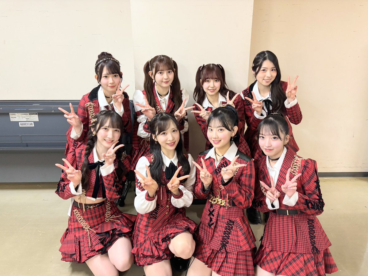 AKB48_staff's tweet photo. 本日 鳥取城北高等学校の卒業式に
サプライズで出演させていだきました🎤

なんと❕ダンス部のみなさんとも
一緒にパフォーマンス🩰🌸

高校最後の思い出が素敵なものになるよう、心を込めてパフォーマンスさせていただきました🕊️
ご卒業 本当におめでとうございます💐⊹ ࣪ ˖

セットリストはこちら🎓
フライングゲット
名残り桜(with ダンス部のみなさん)
恋するフォーチュンクッキー(with ダンス部のみなさん)
365日の紙飛行機

〜アンコール〜
GIVE ME FIVE！