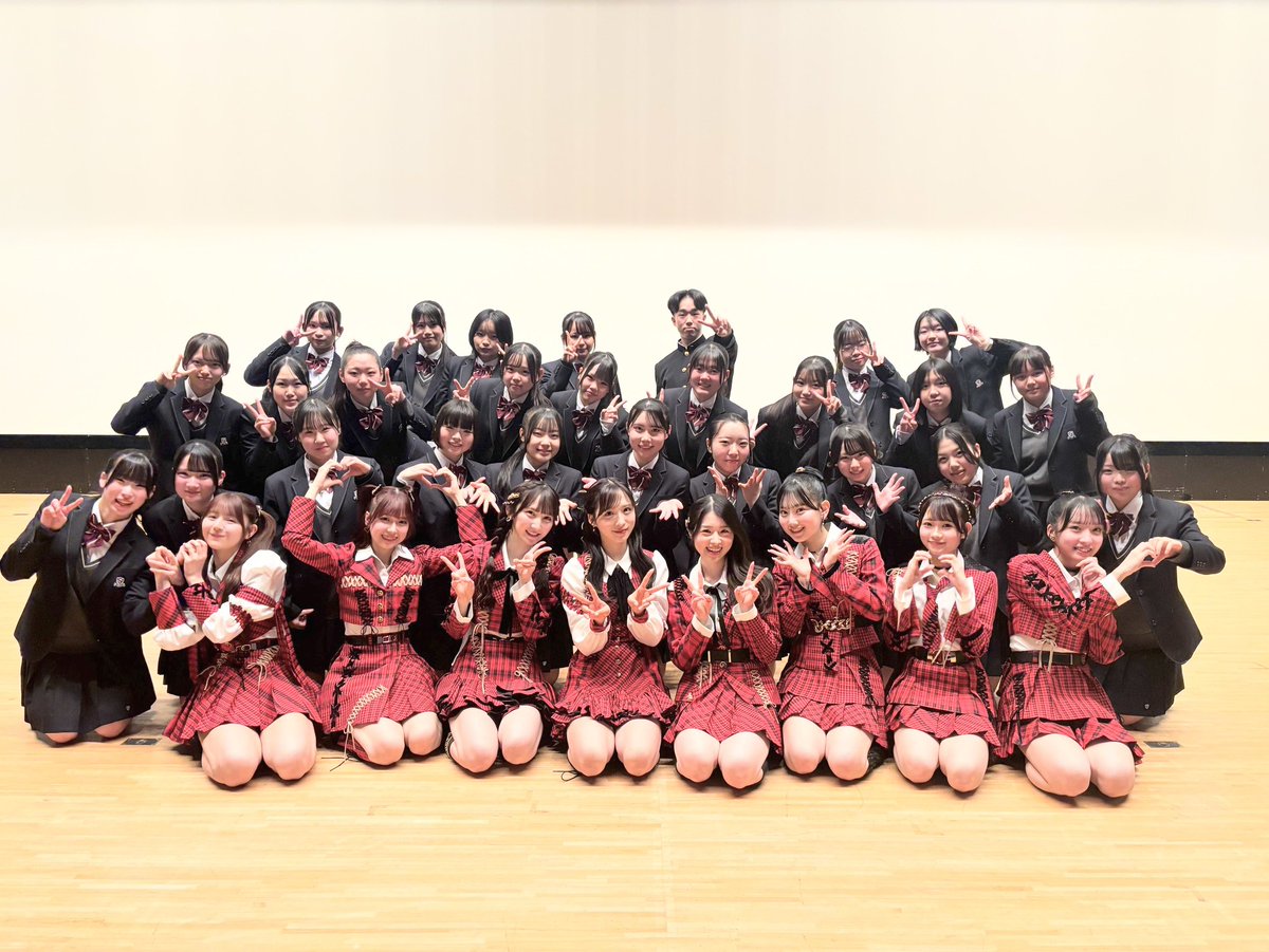 AKB48_staff's tweet photo. 本日 鳥取城北高等学校の卒業式に
サプライズで出演させていだきました🎤

なんと❕ダンス部のみなさんとも
一緒にパフォーマンス🩰🌸

高校最後の思い出が素敵なものになるよう、心を込めてパフォーマンスさせていただきました🕊️
ご卒業 本当におめでとうございます💐⊹ ࣪ ˖

セットリストはこちら🎓
フライングゲット
名残り桜(with ダンス部のみなさん)
恋するフォーチュンクッキー(with ダンス部のみなさん)
365日の紙飛行機

〜アンコール〜
GIVE ME FIVE！