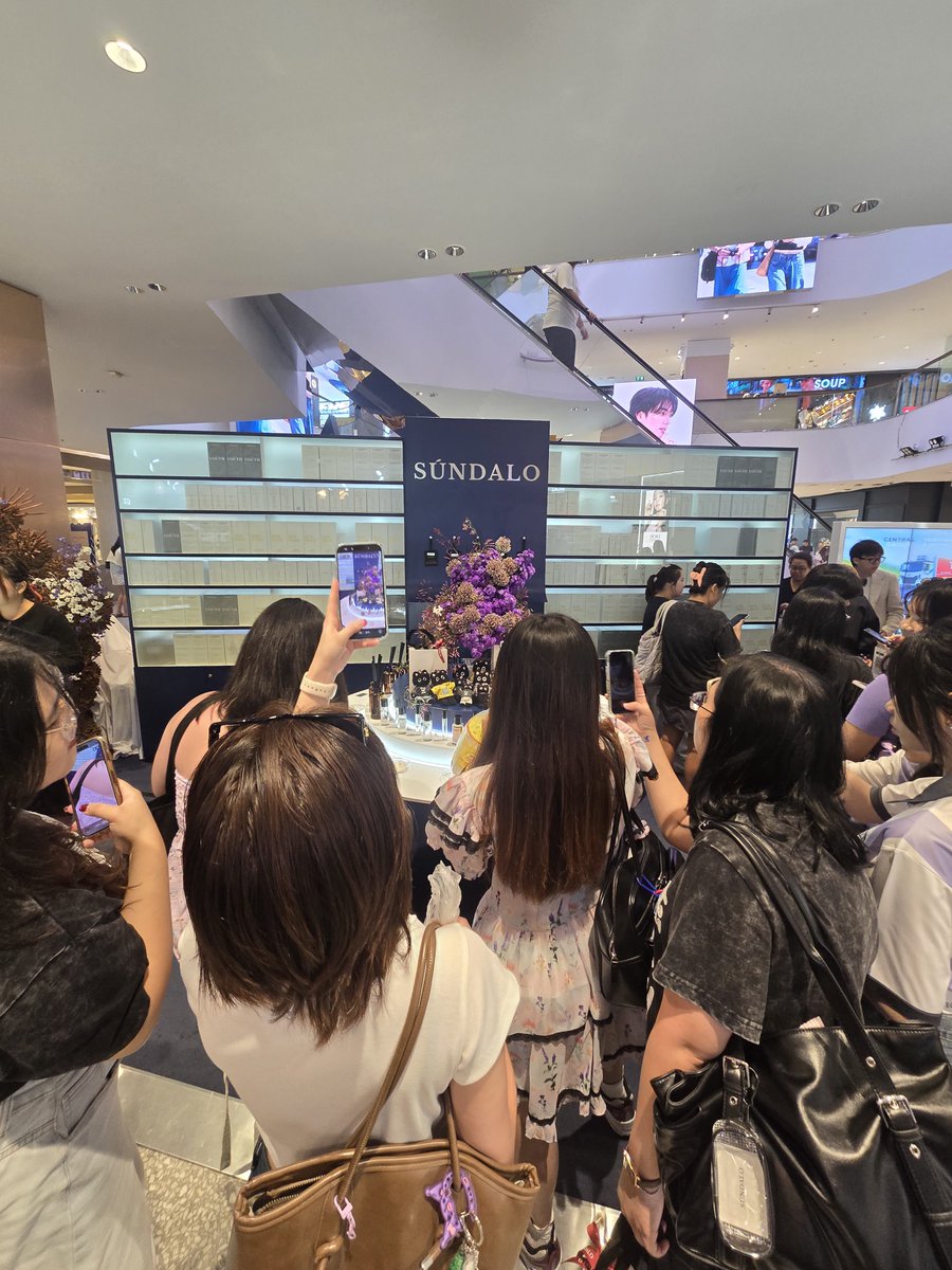 สมเป็นเมนเตนที่เตนล์เดินผ่านก็ไม่เห็น เพราะทุกคนโฟกัสกับการถ่ายน้องเล่มากก
#10velyxSUNDALO
#HAPPYTENDAY