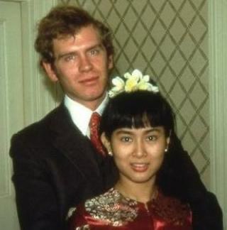 ちなみに、検索エンジンの会社「マゼラン」を作ったイザベル・マックスウェルの側近だったのが、(ミャンマーの指導者)アウンサー・スー・チー氏の亡くなった夫、「マイケル・アリス氏」です。彼は英MI6の諜報員だったようです。マックスウェル一家とMI6諜報ネットワークの繋がりを感じます