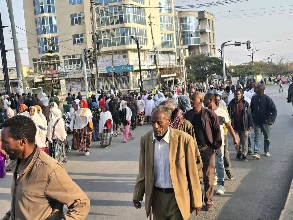 Tigrai_TV's tweet photo. مظاهرة سلمية في مدينة #ميكيلي ضد قرار الحكومة #الإثيوبية
----
في ٢ فبراير، أصدر المجلس الاتحادي لإثيوبيا قرارًا يقضي بأن تقوم الهيئة الوطنية للانتخابات (NEBE) بإجراء انتخابات في مناطق حومرا، عدي رمتس، كورم، تسلمتي، ورايا ألماطا خارج إقليم #تيغراي. https://t.co/EpnoJhQTs8