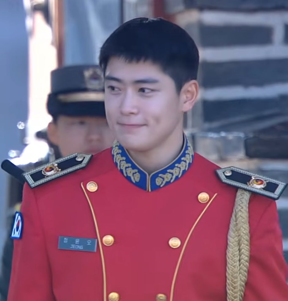 มายก้อดดดดดดดดดด รูปนี้ห่างกัน 1 ปี ซ้ายคือรูปที่แล้ว ขวาคือรูปวันนี้ แจฮยอนในวัย 29 ปีหน้าเด็กมากกกกกกกกก 😭😭😭😭😭😭😭😭