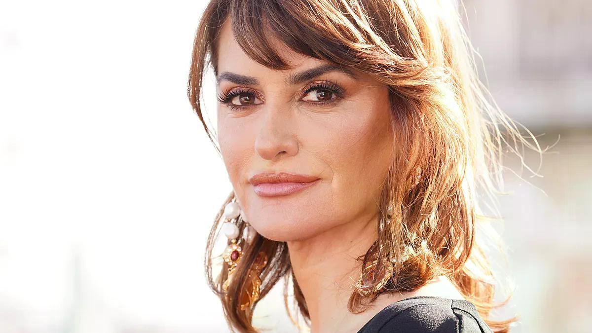 Roberto Siguero, maquillador: "Maquillar con el lápiz negro la línea de agua de los párpados y a ras de las pestañas rejuvenece la mirada y hace que los ojos parezcan más grandes" ebx.sh/H6FNE9