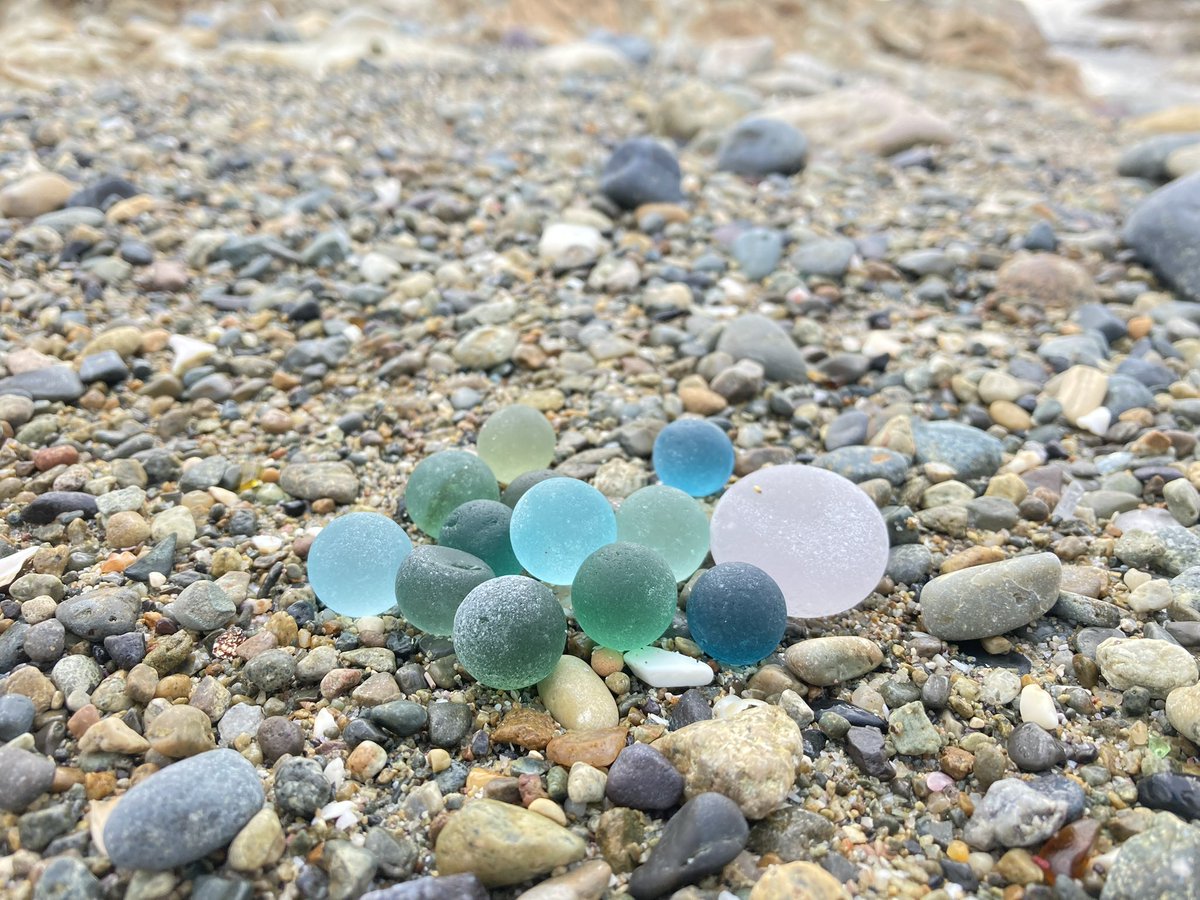 シーグラスを使ったアクセサリー作ってる者だけど、やっぱり溶かしたらそれはシーグラスではないと思うのよ…
シーグラスはこのすりガラス状がいいのであって溶かしたら再生ガラスだと思う。