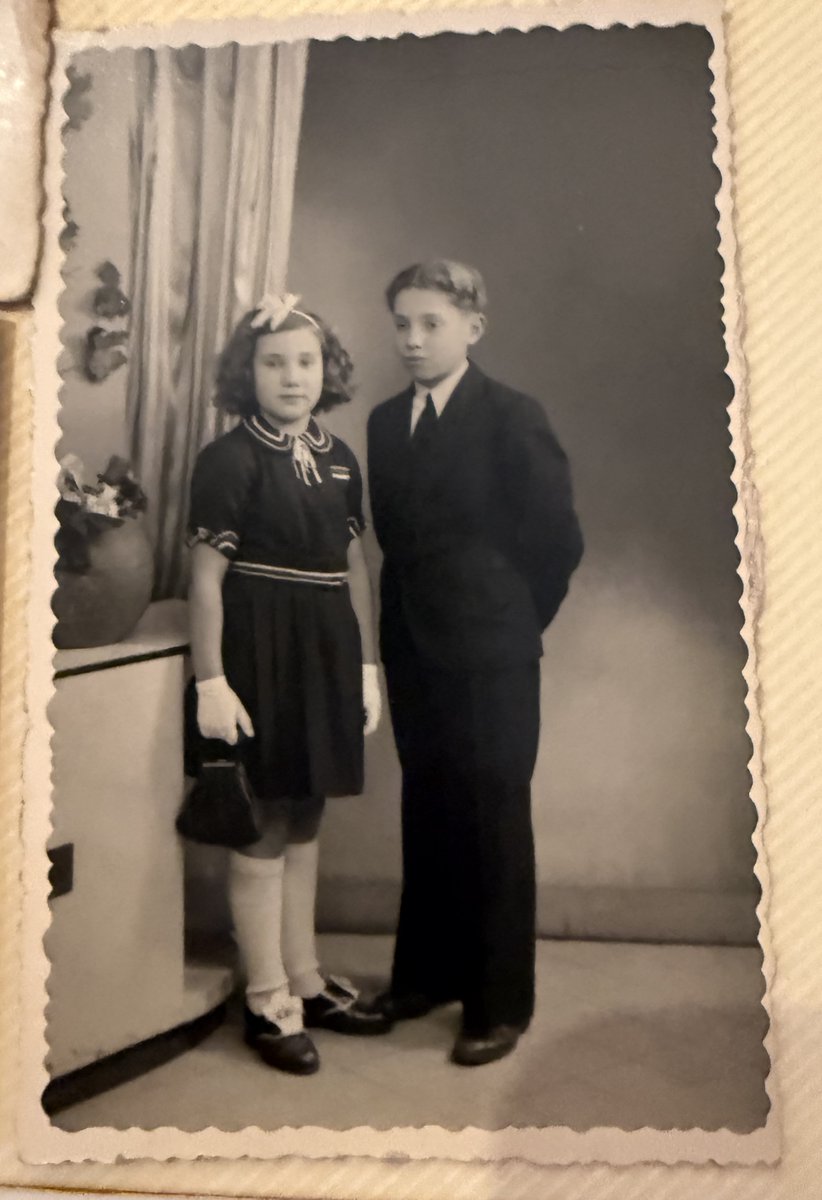 guybirenbaum's tweet image. Robert Birenbaum #akapapa racontait l'histoire de ce maître d'école, gentiment antisémite, qui, lorsqu'il faisait l'appel, au début des cours, prononçait systématiquement son nom à lui "Birenboum !". En insistant, bien lourdement, sur le "boum", pour faire rire tous ses petits