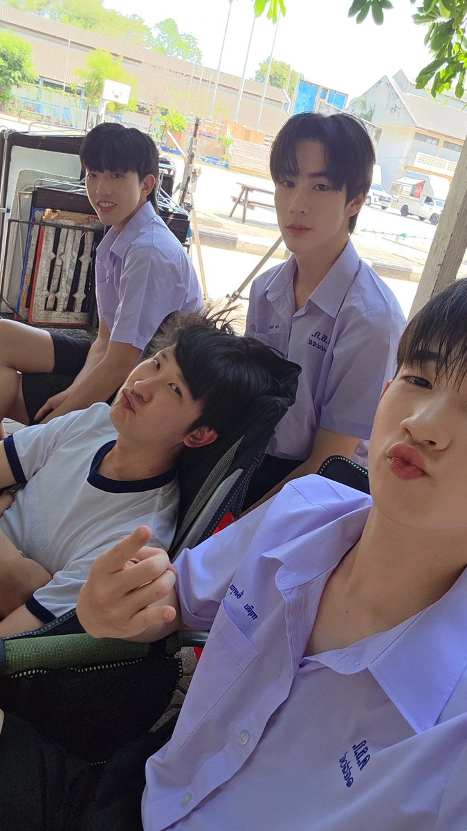 mfridxy's tweet photo. ขนาดลงรูปเขายังแบ่งแก๊งเลยอ่ะ 

สองเนิร์ดกิ้งกือกระพือปีก vs แก๊งลูกพี่โก๋สามตุ้วจึ๊ด

#BehindWhenOrangesFall 
#GMMTVLiveHouse
— 
#AlmondProgress #KenPaul #titanchayuth https://t.co/6tumi1Ee9G