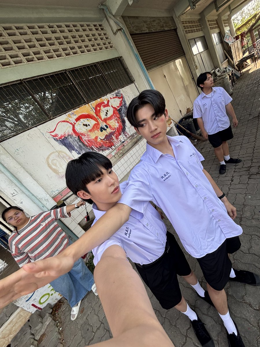 mfridxy's tweet photo. ขนาดลงรูปเขายังแบ่งแก๊งเลยอ่ะ 

สองเนิร์ดกิ้งกือกระพือปีก vs แก๊งลูกพี่โก๋สามตุ้วจึ๊ด

#BehindWhenOrangesFall 
#GMMTVLiveHouse
— 
#AlmondProgress #KenPaul #titanchayuth https://t.co/6tumi1Ee9G