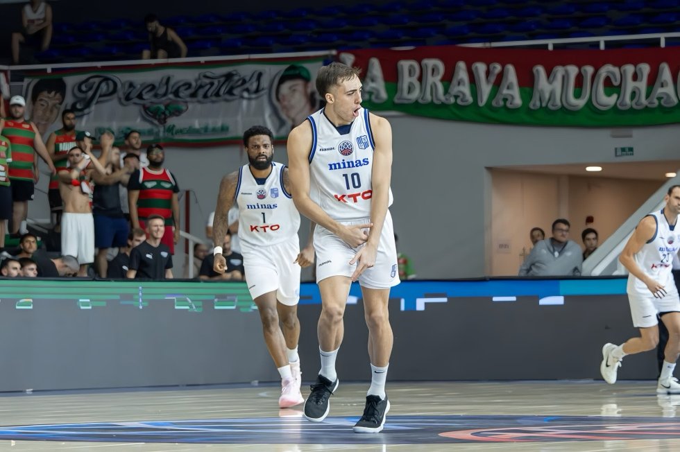 BasquetTotal's tweet photo. #EspecialesxBT | LUCAS RODRÍGUEZ: EL PIBE QUE SOÑABA CON SER FUTBOLISTA Y HOY BRILLA EN BRASIL CON 18 AÑOS

De casualidad empezó a jugar al básquetbol en la escuela y hoy es de los proyectos más rutilantes de Uruguay. Su presente lejos de casa, la selección y su consolidación como base titular en Minas Tenis.

📝@toti_moreno1 

👉https://t.co/7BS1bAlvDj