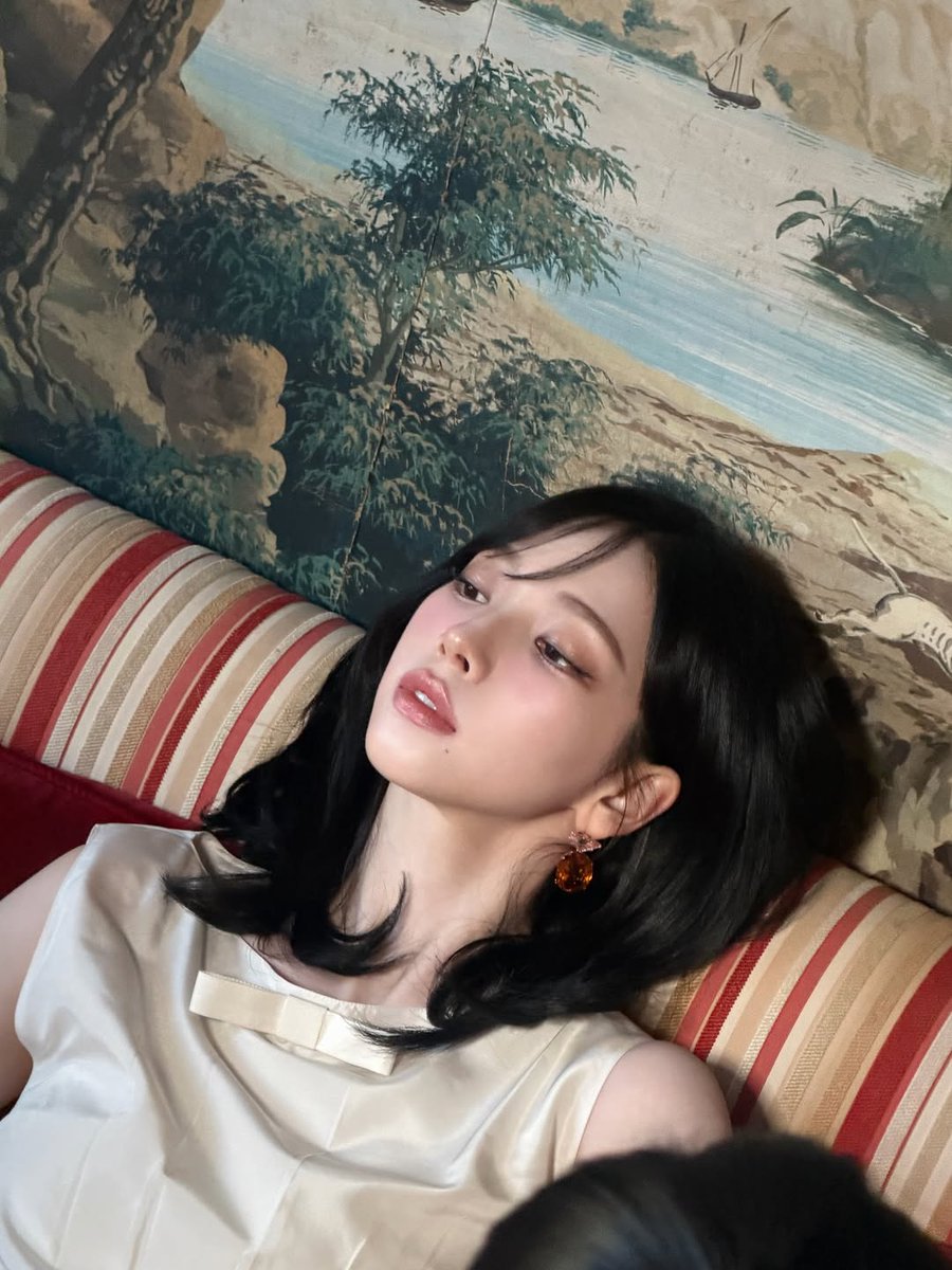 karinaofmoment's tweet photo. 260227 #카리나 인스타💙

🫂
@prada #PradaFW26 #Prada https://t.co/A8nUH4GsBZ
