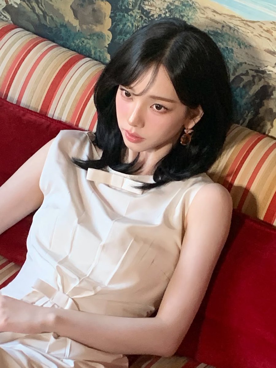 karinaofmoment's tweet photo. 260227 #카리나 인스타💙

🫂
@prada #PradaFW26 #Prada https://t.co/A8nUH4GsBZ