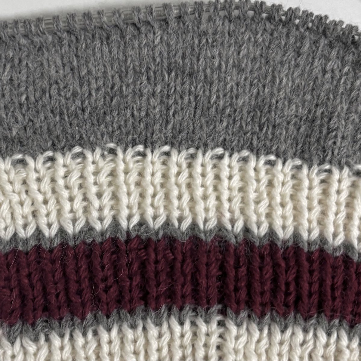 고무단 위에 흰 줄 있는거는 어쩔 수 없는걸까..
색칠하고싶다