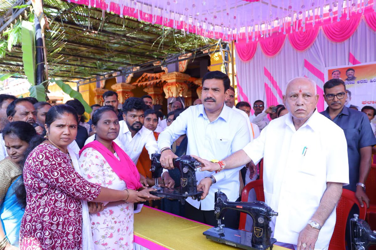 BYVijayendra's tweet photo. ಜನಾನುರಾಗಿ ಜನನಾಯಕ, ಪೂಜ್ಯ ತಂದೆಯವರಾದ ಶ್ರೀ @BSYBJP ಅವರ ಜನ್ಮದಿನವೆಂದರೆ ಅದು ನಮ್ಮ ಕಾರ್ಯಕರ್ತರ ಹಾಗೂ ಅಭಿಮಾನಿಗಳ ಪಾಲಿಗೆ ಸಂಭ್ರದ ಹಬ್ಬ ಮಾತ್ರವಲ್ಲ, ಅದೊಂದು ಅಭಿಮಾನದ 'ಸೇವಾ ಪರ್ವ'! ಅದರಲ್ಲೂ ಈ ಬಾರಿ ಸನ್ಮಾನ್ಯ ಶ್ರೀ ಯಡಿಯೂರಪ್ಪನವರು ತಮ್ಮ ಕರ್ಮಭೂಮಿ ಶಿಕಾರಿಪುರದಲ್ಲಿರುವುದರಿಂದ ಅಭಿಮಾನಿಗಳ ಉತ್ಸಾಹ ನೂರ್ಮಡಿಗೊಂಡಿದೆ. ರಾಜ್ಯಾದಾದ್ಯಂತದಿಂದ ಅಭಿಮಾನಿಗಳು ಆಗಮಿಸುತ್ತಿದ್ದು ಇಡೀ ಊರೇ ಊರಹಬ್ಬವನ್ನು ಆಚರಿಸುವಂತೆ ಸಂಭ್ರಮಿಸುತ್ತಿದೆ. 
 
ಇಂದು ಬೆಳಗ್ಗೆ ನಮ್ಮ ಶಿಕಾರಿಪುರದ ಆರಾಧ್ಯದೈವ, ಐತಿಹಾಸಿಕ ಶ್ರೀ ಹುಚ್ಚರಾಯಸ್ವಾಮಿ ದೇವಸ್ಥಾನಕ್ಕೆ ನನ್ನ ಸಹೋದರ ಹಾಗೂ ಜನಪ್ರಿಯ ಸಂಸದರಾದ ಶ್ರೀ @BYRBJP ಮತ್ತು ಕುಟುಂಬದ ಎಲ್ಲ ಸದಸ್ಯರೊಂದಿಗೆ ತೆರಳಿ, ಪೂಜ್ಯ ತಂದೆಯವರ ಜನ್ಮದಿನದ ಅಂಗವಾಗಿ ವಿಶೇಷ ಪೂಜೆ, ಪ್ರಾರ್ಥನೆಗಳನ್ನು ಸಲ್ಲಿಸಲಾಯಿತು. ನಂತರ ದಿವ್ಯಾಂಗರಿಗೆ ವಾಹನವಾಹನಗಳನ್ನು ಹಾಗೂ ತಾಯಂದಿರಿಗೆ, ಸಹೋದರಿಯರಿಗೆ ಹೊಲಿಗೆ ಯಂತ್ರಗಳನ್ನು ವಿತರಿಸಲಾಯಿತು. 

ತಮ್ಮ ನೆಚ್ಚಿನ ನಾಯಕನ ಹುಟ್ಟುಹಬ್ಬವನ್ನು ತಮ್ಮದೇ ರೀತಿಯಲ್ಲಿ ಅಭಿಮಾನಿಗಳು ಆಚರಿಸುತ್ತಿದ್ದು, ನಿನ್ನೆ ರಾತ್ರಿಯಿಂದಲೇ ಪ್ರಾರಂಭಿಸಿ ಬಹಳ ಸುಂದರವಾಗಿ ಚಿತ್ರಿಸಿರುವ ಯಡಿಯೂರಪ್ಪನವರ ಭಾವಚಿತ್ರದ ಬೃಹತ್ ರಂಗೋಲೆ ಕಣ್ಮನ ಸೆಳೆಯುತ್ತಿದೆ. ತಮ್ಮ ಸಾರ್ಥಕ ಸಾರ್ವಜನಿಕ ಜೀವನದಲ್ಲಿ ಪೂಜ್ಯ ತಂದೆಯವರು ಗಳಿಸಿರುವ ಈ ಅಭಿಮಾನವನ್ನು, ಈ ಪ್ರೀತಿ, ಈ ಆತ್ಮೀಯತೆಗಳನ್ನು ಪದಗಳಲ್ಲಿ ಹಿಡಿದಿಡುವುದು ಸಾಧ್ಯವೇ ಇಲ್ಲ!