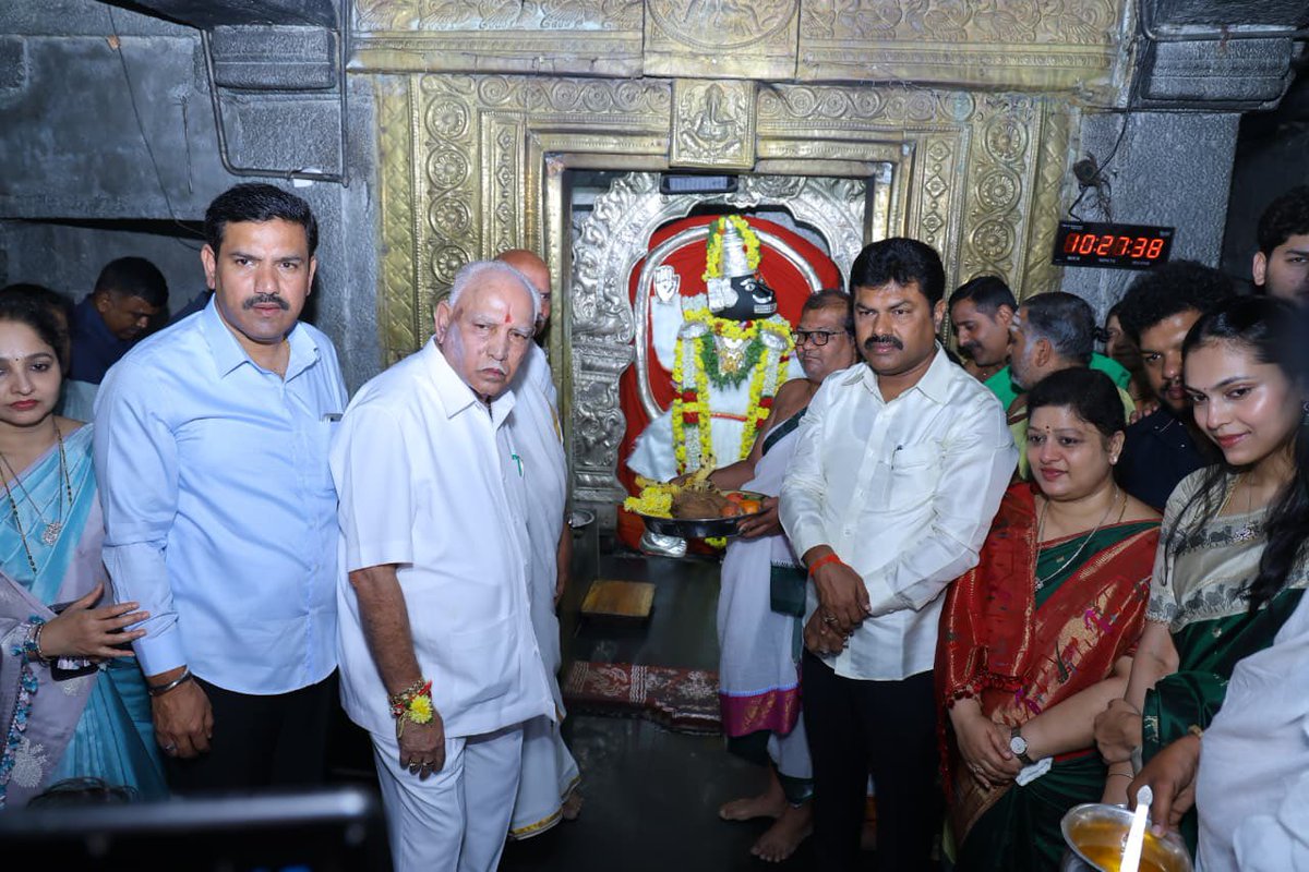 BYVijayendra's tweet photo. ಜನಾನುರಾಗಿ ಜನನಾಯಕ, ಪೂಜ್ಯ ತಂದೆಯವರಾದ ಶ್ರೀ @BSYBJP ಅವರ ಜನ್ಮದಿನವೆಂದರೆ ಅದು ನಮ್ಮ ಕಾರ್ಯಕರ್ತರ ಹಾಗೂ ಅಭಿಮಾನಿಗಳ ಪಾಲಿಗೆ ಸಂಭ್ರದ ಹಬ್ಬ ಮಾತ್ರವಲ್ಲ, ಅದೊಂದು ಅಭಿಮಾನದ 'ಸೇವಾ ಪರ್ವ'! ಅದರಲ್ಲೂ ಈ ಬಾರಿ ಸನ್ಮಾನ್ಯ ಶ್ರೀ ಯಡಿಯೂರಪ್ಪನವರು ತಮ್ಮ ಕರ್ಮಭೂಮಿ ಶಿಕಾರಿಪುರದಲ್ಲಿರುವುದರಿಂದ ಅಭಿಮಾನಿಗಳ ಉತ್ಸಾಹ ನೂರ್ಮಡಿಗೊಂಡಿದೆ. ರಾಜ್ಯಾದಾದ್ಯಂತದಿಂದ ಅಭಿಮಾನಿಗಳು ಆಗಮಿಸುತ್ತಿದ್ದು ಇಡೀ ಊರೇ ಊರಹಬ್ಬವನ್ನು ಆಚರಿಸುವಂತೆ ಸಂಭ್ರಮಿಸುತ್ತಿದೆ. 
 
ಇಂದು ಬೆಳಗ್ಗೆ ನಮ್ಮ ಶಿಕಾರಿಪುರದ ಆರಾಧ್ಯದೈವ, ಐತಿಹಾಸಿಕ ಶ್ರೀ ಹುಚ್ಚರಾಯಸ್ವಾಮಿ ದೇವಸ್ಥಾನಕ್ಕೆ ನನ್ನ ಸಹೋದರ ಹಾಗೂ ಜನಪ್ರಿಯ ಸಂಸದರಾದ ಶ್ರೀ @BYRBJP ಮತ್ತು ಕುಟುಂಬದ ಎಲ್ಲ ಸದಸ್ಯರೊಂದಿಗೆ ತೆರಳಿ, ಪೂಜ್ಯ ತಂದೆಯವರ ಜನ್ಮದಿನದ ಅಂಗವಾಗಿ ವಿಶೇಷ ಪೂಜೆ, ಪ್ರಾರ್ಥನೆಗಳನ್ನು ಸಲ್ಲಿಸಲಾಯಿತು. ನಂತರ ದಿವ್ಯಾಂಗರಿಗೆ ವಾಹನವಾಹನಗಳನ್ನು ಹಾಗೂ ತಾಯಂದಿರಿಗೆ, ಸಹೋದರಿಯರಿಗೆ ಹೊಲಿಗೆ ಯಂತ್ರಗಳನ್ನು ವಿತರಿಸಲಾಯಿತು. 

ತಮ್ಮ ನೆಚ್ಚಿನ ನಾಯಕನ ಹುಟ್ಟುಹಬ್ಬವನ್ನು ತಮ್ಮದೇ ರೀತಿಯಲ್ಲಿ ಅಭಿಮಾನಿಗಳು ಆಚರಿಸುತ್ತಿದ್ದು, ನಿನ್ನೆ ರಾತ್ರಿಯಿಂದಲೇ ಪ್ರಾರಂಭಿಸಿ ಬಹಳ ಸುಂದರವಾಗಿ ಚಿತ್ರಿಸಿರುವ ಯಡಿಯೂರಪ್ಪನವರ ಭಾವಚಿತ್ರದ ಬೃಹತ್ ರಂಗೋಲೆ ಕಣ್ಮನ ಸೆಳೆಯುತ್ತಿದೆ. ತಮ್ಮ ಸಾರ್ಥಕ ಸಾರ್ವಜನಿಕ ಜೀವನದಲ್ಲಿ ಪೂಜ್ಯ ತಂದೆಯವರು ಗಳಿಸಿರುವ ಈ ಅಭಿಮಾನವನ್ನು, ಈ ಪ್ರೀತಿ, ಈ ಆತ್ಮೀಯತೆಗಳನ್ನು ಪದಗಳಲ್ಲಿ ಹಿಡಿದಿಡುವುದು ಸಾಧ್ಯವೇ ಇಲ್ಲ!