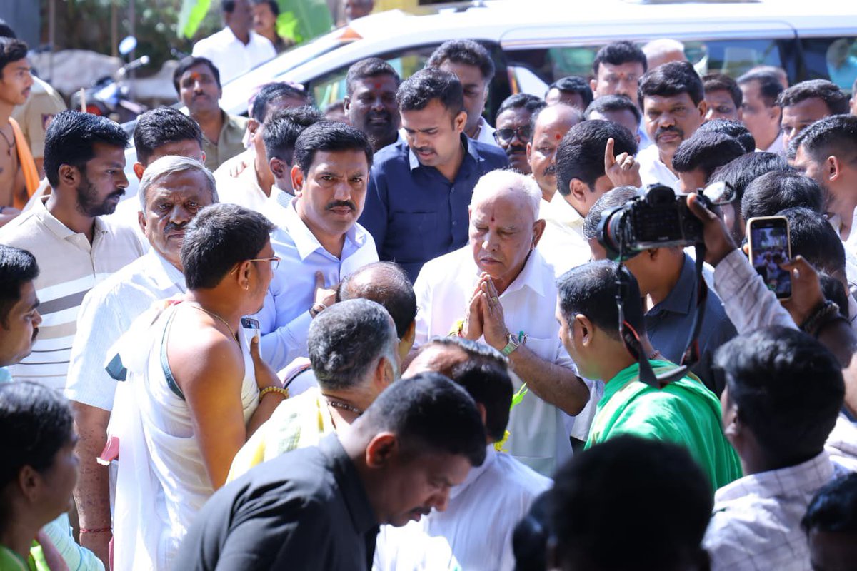 BYVijayendra's tweet photo. ಜನಾನುರಾಗಿ ಜನನಾಯಕ, ಪೂಜ್ಯ ತಂದೆಯವರಾದ ಶ್ರೀ @BSYBJP ಅವರ ಜನ್ಮದಿನವೆಂದರೆ ಅದು ನಮ್ಮ ಕಾರ್ಯಕರ್ತರ ಹಾಗೂ ಅಭಿಮಾನಿಗಳ ಪಾಲಿಗೆ ಸಂಭ್ರದ ಹಬ್ಬ ಮಾತ್ರವಲ್ಲ, ಅದೊಂದು ಅಭಿಮಾನದ 'ಸೇವಾ ಪರ್ವ'! ಅದರಲ್ಲೂ ಈ ಬಾರಿ ಸನ್ಮಾನ್ಯ ಶ್ರೀ ಯಡಿಯೂರಪ್ಪನವರು ತಮ್ಮ ಕರ್ಮಭೂಮಿ ಶಿಕಾರಿಪುರದಲ್ಲಿರುವುದರಿಂದ ಅಭಿಮಾನಿಗಳ ಉತ್ಸಾಹ ನೂರ್ಮಡಿಗೊಂಡಿದೆ. ರಾಜ್ಯಾದಾದ್ಯಂತದಿಂದ ಅಭಿಮಾನಿಗಳು ಆಗಮಿಸುತ್ತಿದ್ದು ಇಡೀ ಊರೇ ಊರಹಬ್ಬವನ್ನು ಆಚರಿಸುವಂತೆ ಸಂಭ್ರಮಿಸುತ್ತಿದೆ. 
 
ಇಂದು ಬೆಳಗ್ಗೆ ನಮ್ಮ ಶಿಕಾರಿಪುರದ ಆರಾಧ್ಯದೈವ, ಐತಿಹಾಸಿಕ ಶ್ರೀ ಹುಚ್ಚರಾಯಸ್ವಾಮಿ ದೇವಸ್ಥಾನಕ್ಕೆ ನನ್ನ ಸಹೋದರ ಹಾಗೂ ಜನಪ್ರಿಯ ಸಂಸದರಾದ ಶ್ರೀ @BYRBJP ಮತ್ತು ಕುಟುಂಬದ ಎಲ್ಲ ಸದಸ್ಯರೊಂದಿಗೆ ತೆರಳಿ, ಪೂಜ್ಯ ತಂದೆಯವರ ಜನ್ಮದಿನದ ಅಂಗವಾಗಿ ವಿಶೇಷ ಪೂಜೆ, ಪ್ರಾರ್ಥನೆಗಳನ್ನು ಸಲ್ಲಿಸಲಾಯಿತು. ನಂತರ ದಿವ್ಯಾಂಗರಿಗೆ ವಾಹನವಾಹನಗಳನ್ನು ಹಾಗೂ ತಾಯಂದಿರಿಗೆ, ಸಹೋದರಿಯರಿಗೆ ಹೊಲಿಗೆ ಯಂತ್ರಗಳನ್ನು ವಿತರಿಸಲಾಯಿತು. 

ತಮ್ಮ ನೆಚ್ಚಿನ ನಾಯಕನ ಹುಟ್ಟುಹಬ್ಬವನ್ನು ತಮ್ಮದೇ ರೀತಿಯಲ್ಲಿ ಅಭಿಮಾನಿಗಳು ಆಚರಿಸುತ್ತಿದ್ದು, ನಿನ್ನೆ ರಾತ್ರಿಯಿಂದಲೇ ಪ್ರಾರಂಭಿಸಿ ಬಹಳ ಸುಂದರವಾಗಿ ಚಿತ್ರಿಸಿರುವ ಯಡಿಯೂರಪ್ಪನವರ ಭಾವಚಿತ್ರದ ಬೃಹತ್ ರಂಗೋಲೆ ಕಣ್ಮನ ಸೆಳೆಯುತ್ತಿದೆ. ತಮ್ಮ ಸಾರ್ಥಕ ಸಾರ್ವಜನಿಕ ಜೀವನದಲ್ಲಿ ಪೂಜ್ಯ ತಂದೆಯವರು ಗಳಿಸಿರುವ ಈ ಅಭಿಮಾನವನ್ನು, ಈ ಪ್ರೀತಿ, ಈ ಆತ್ಮೀಯತೆಗಳನ್ನು ಪದಗಳಲ್ಲಿ ಹಿಡಿದಿಡುವುದು ಸಾಧ್ಯವೇ ಇಲ್ಲ!