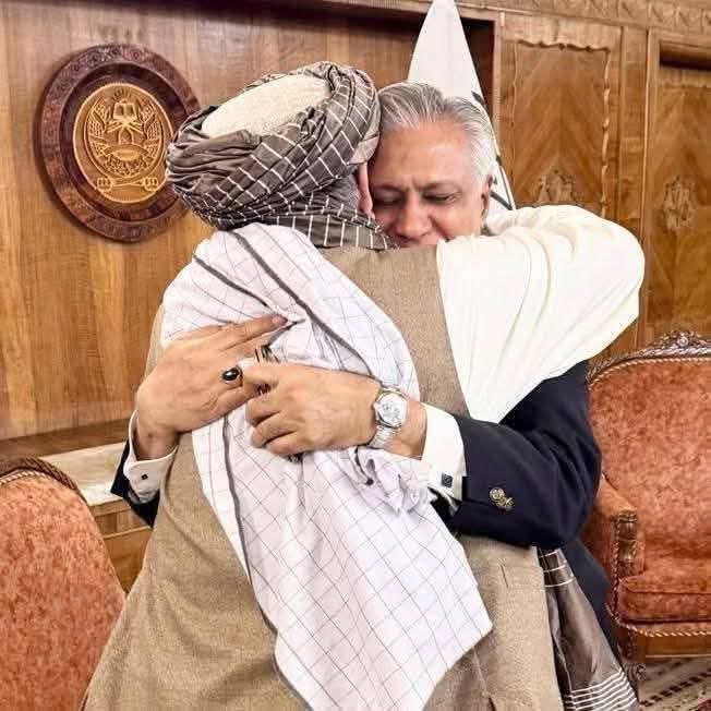 اپنوں کا خون اپنے ہی بہا رہے ہیں، تماشا غیر دیکھ رہے ہیں*
*دونوں طرف مسلمان ہیں۔ ادھر بھی لا الہ الا اللہ محمد الرسول اللہ پڑھا جاتا ہے* *اُدھر بھی یہی کلمہ پڑھا جاتا ہے۔ ادھر بھی تکبیر کے نعرے لگتے ہیں* *اُدھر بھی تکبیر کی آوازیں بلند ہوتی ہیں* *پھر آخر یہ گولیاں کیوں چل 1/4