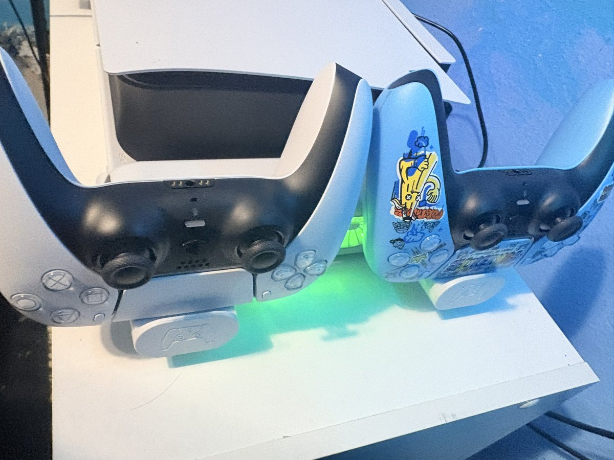 AlecHGaritano's tweet photo. #ResidentEvilRequiem #gaming #ps5slimstand #ps5slim #ps5coolingstand #ResidentEvilGames https://t.co/XmQ1QvGKqx