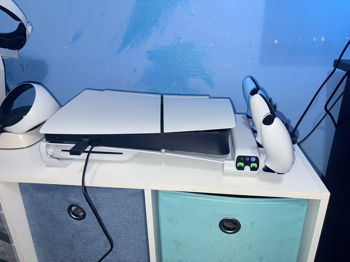 AlecHGaritano's tweet photo. #ResidentEvilRequiem #gaming #ps5slimstand #ps5slim #ps5coolingstand #ResidentEvilGames https://t.co/XmQ1QvGKqx