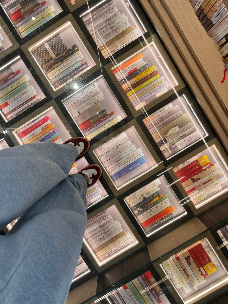 Gise82059834's tweet image. "Sorting old items today—trading clutter for clarity. Which treasure will you keep  #DeclutterWithMe #OldItemsMagic"