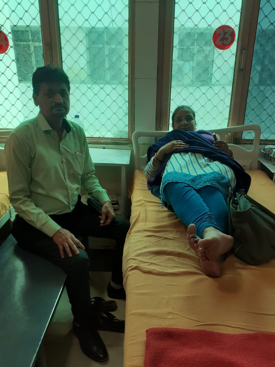 divyasevaa's tweet photo. 🚩 'सरकारी सेवा के दो चेहरे' — सेवा का संकल्प और व्यवस्था पर सवाल 🚩
​साथियों, मानवता की सेवा के सफर में कल एक ऐसी सच्चाई सामने आई, जिसने मन को झकझोर कर रख दिया। यह कहानी है उस बहन की, जो खुद दूसरों की सेवा के लिए बाराबंकी के एक वृद्धाश्रम में मात्र ₹5000 की नौकरी करती है।
​📉 लाचारी और व्यवस्था की मार
​विशाल अवस्थी (उम्र 42 वर्ष), जिनके पहले भी पेट के तीन ऑपरेशन हो चुके थे। एक प्राइवेट अस्पताल की लापरवाही से केस बिगड़ा और हालत गंभीर हो गई। जब मैं उन्हें इलाज के लिए लोहिया संस्थान लेकर गया, तो वहां के डॉक्टरों ने इस ऑपरेशन के लिए ₹2,00,000 (दो लाख रुपये) का एस्टीमेट थमा दिया।
​सवाल यह है: जो बहन ₹5,000 महीने पर गुजारा करती है, वह ₹2 लाख कहाँ से लाएगी? क्या गरीब के लिए बड़े सरकारी संस्थानों के दरवाजे बंद हैं?
​🏥 देवदूत बनकर आए 'सिविल अस्पताल' के डॉक्टर
​उम्मीद टूटने लगी थी, लेकिन हार नहीं मानी। मैं उन्हें लेकर श्यामा प्रसाद मुखर्जी (सिविल) अस्पताल, हजरतगंज पहुँचा। वहां मेरी मुलाकात डॉ. आशुतोष दुबे जी (पूर्व सीएमओ व प्रख्यात चिकित्सक) से हुई। उन्होंने संवेदनशीलता दिखाते हुए तुरंत जनरल सर्जन डॉ. गौतम जी को निर्देशित किया कि "इस बिटिया की हर संभव मदद की जाए।"
​✨ चमत्कार: ₹2 लाख बनाम ₹0
​कल उस बहन का ऑपरेशन सफलतापूर्वक संपन्न हुआ। जहाँ लोहिया संस्थान में ₹2 लाख मांगे जा रहे थे, वहीं सिविल अस्पताल में यह ऑपरेशन पूरी तरह 'निशुल्क' हुआ। एक पैसा भी खर्च नहीं हुआ!
​कल जब मैं उनसे मिलने पहुँचा, तो वह पूरे होश में थीं और उनका परिवार आंखों में कृतज्ञता के आंसू लिए खड़ा था। यह देखना सुकून देता है कि मानवता अभी भी जीवित है।
​✍️ माननीय मुख्यमंत्री और स्वास्थ्य मंत्री से अपील
​मैं माननीय मुख्यमंत्री योगी आदित्यनाथ जी और माननीय स्वास्थ्य मंत्री बृजेश पाठक जी से करबद्ध प्रार्थना करता हूँ कि इस विडंबना पर संज्ञान लें।
​जब दोनों सरकारी संस्थान हैं, तो लोहिया संस्थान में इतना भारी चार्ज क्यों?
​क्या सरकारी संस्थानों में भी इलाज अब आम आदमी की पहुंच से बाहर होता जा रहा है?
​'दिव्य सेवा फाउंडेशन' ऐसी हर पीड़ित आत्मा के साथ खड़ा है। हमारा लक्ष्य केवल इलाज नहीं, बल्कि न्याय दिलाना भी है।
​मानवता की सेवा के लिए आपका भाई सदैव तत्पर:
​👤 दीपक महाजन
(संस्थापक - दिव्य सेवा फाउंडेशन)
📞 9450111567, 9569784198
📍 लखनऊ, उत्तर प्रदेश