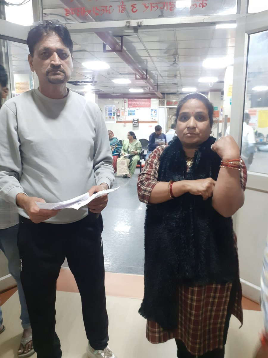 divyasevaa's tweet photo. 🚩 'सरकारी सेवा के दो चेहरे' — सेवा का संकल्प और व्यवस्था पर सवाल 🚩
​साथियों, मानवता की सेवा के सफर में कल एक ऐसी सच्चाई सामने आई, जिसने मन को झकझोर कर रख दिया। यह कहानी है उस बहन की, जो खुद दूसरों की सेवा के लिए बाराबंकी के एक वृद्धाश्रम में मात्र ₹5000 की नौकरी करती है।
​📉 लाचारी और व्यवस्था की मार
​विशाल अवस्थी (उम्र 42 वर्ष), जिनके पहले भी पेट के तीन ऑपरेशन हो चुके थे। एक प्राइवेट अस्पताल की लापरवाही से केस बिगड़ा और हालत गंभीर हो गई। जब मैं उन्हें इलाज के लिए लोहिया संस्थान लेकर गया, तो वहां के डॉक्टरों ने इस ऑपरेशन के लिए ₹2,00,000 (दो लाख रुपये) का एस्टीमेट थमा दिया।
​सवाल यह है: जो बहन ₹5,000 महीने पर गुजारा करती है, वह ₹2 लाख कहाँ से लाएगी? क्या गरीब के लिए बड़े सरकारी संस्थानों के दरवाजे बंद हैं?
​🏥 देवदूत बनकर आए 'सिविल अस्पताल' के डॉक्टर
​उम्मीद टूटने लगी थी, लेकिन हार नहीं मानी। मैं उन्हें लेकर श्यामा प्रसाद मुखर्जी (सिविल) अस्पताल, हजरतगंज पहुँचा। वहां मेरी मुलाकात डॉ. आशुतोष दुबे जी (पूर्व सीएमओ व प्रख्यात चिकित्सक) से हुई। उन्होंने संवेदनशीलता दिखाते हुए तुरंत जनरल सर्जन डॉ. गौतम जी को निर्देशित किया कि "इस बिटिया की हर संभव मदद की जाए।"
​✨ चमत्कार: ₹2 लाख बनाम ₹0
​कल उस बहन का ऑपरेशन सफलतापूर्वक संपन्न हुआ। जहाँ लोहिया संस्थान में ₹2 लाख मांगे जा रहे थे, वहीं सिविल अस्पताल में यह ऑपरेशन पूरी तरह 'निशुल्क' हुआ। एक पैसा भी खर्च नहीं हुआ!
​कल जब मैं उनसे मिलने पहुँचा, तो वह पूरे होश में थीं और उनका परिवार आंखों में कृतज्ञता के आंसू लिए खड़ा था। यह देखना सुकून देता है कि मानवता अभी भी जीवित है।
​✍️ माननीय मुख्यमंत्री और स्वास्थ्य मंत्री से अपील
​मैं माननीय मुख्यमंत्री योगी आदित्यनाथ जी और माननीय स्वास्थ्य मंत्री बृजेश पाठक जी से करबद्ध प्रार्थना करता हूँ कि इस विडंबना पर संज्ञान लें।
​जब दोनों सरकारी संस्थान हैं, तो लोहिया संस्थान में इतना भारी चार्ज क्यों?
​क्या सरकारी संस्थानों में भी इलाज अब आम आदमी की पहुंच से बाहर होता जा रहा है?
​'दिव्य सेवा फाउंडेशन' ऐसी हर पीड़ित आत्मा के साथ खड़ा है। हमारा लक्ष्य केवल इलाज नहीं, बल्कि न्याय दिलाना भी है।
​मानवता की सेवा के लिए आपका भाई सदैव तत्पर:
​👤 दीपक महाजन
(संस्थापक - दिव्य सेवा फाउंडेशन)
📞 9450111567, 9569784198
📍 लखनऊ, उत्तर प्रदेश