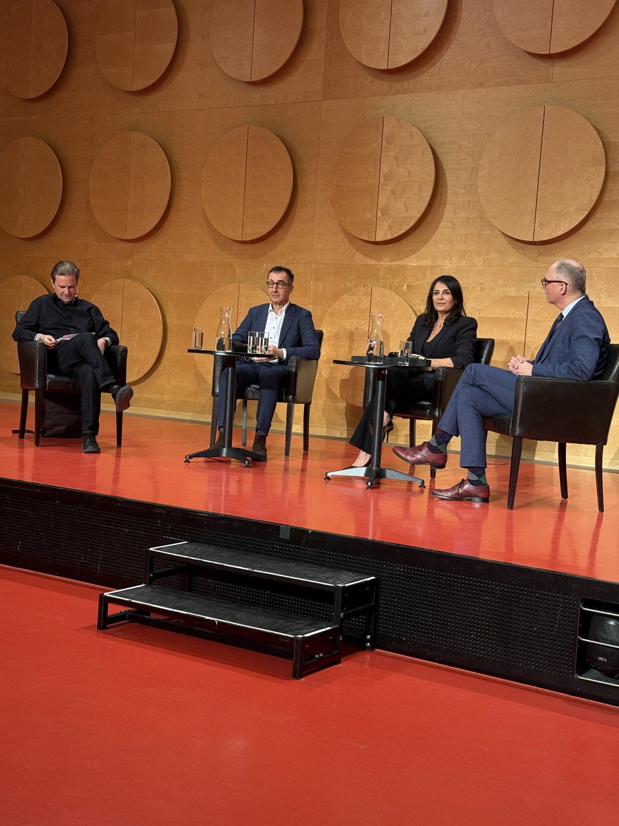 Meine Loyalität gilt nicht Parteien, sondern Menschen! #CemÖzdemir weiß, worum es geht, im Kampf gegen Islamisten, Rassisten und Antisemiten.

Das hat Özdemir seit Jahrzehnten unter Beweis gestellt. Er scheut weder heiße Themen, noch lässt er sich den Mund verbieten. Cem ist kein