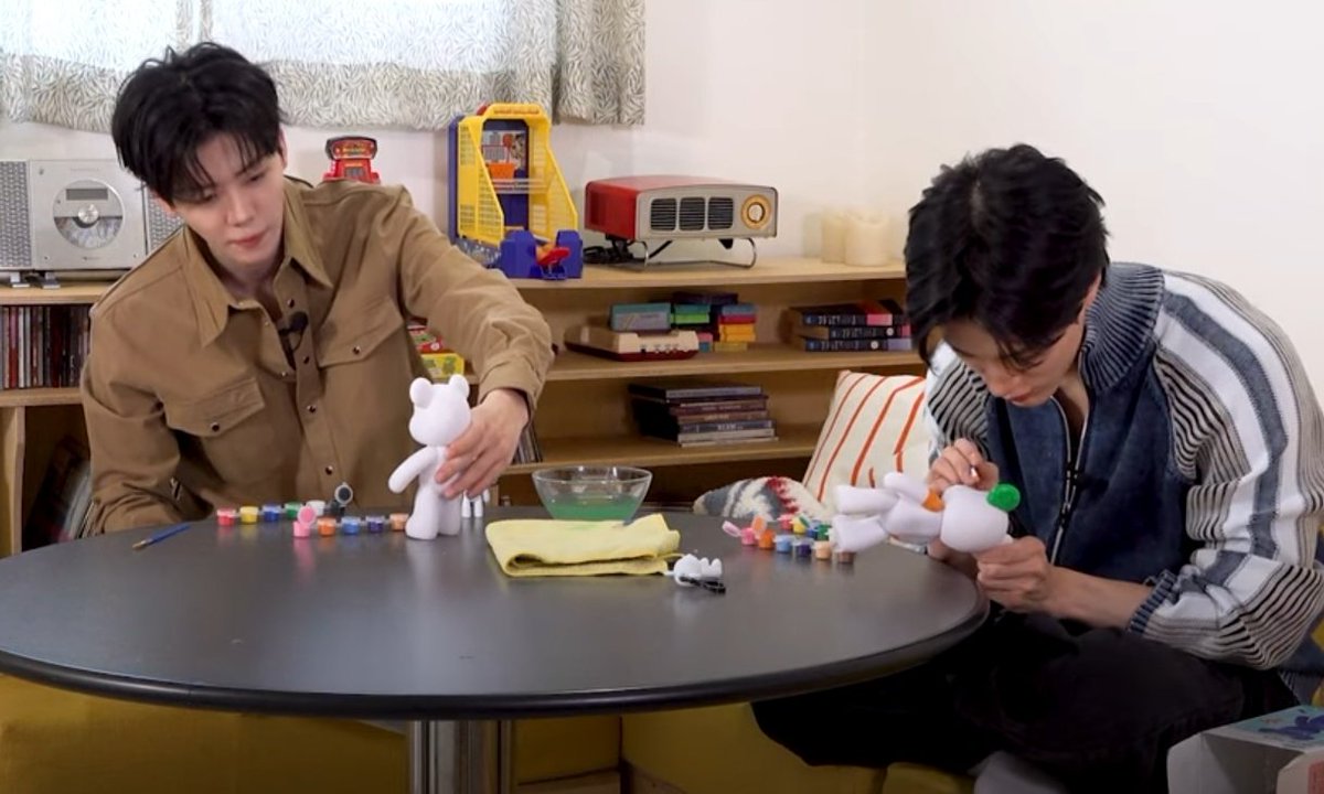 โน่มินไประบายสีปูนปลาสเตอร์ พี่โน่เปิดไปแล้ว 4-5 สี น้องแจมินเปิดอยู่ 2 สี ดำกับชมพู 🖤🩷 5555555