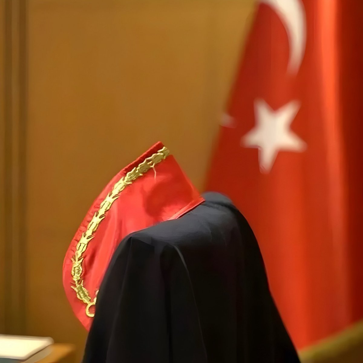 Mahkeme, Erdoğan’ın avukatının ‘reddi hakim’ talebini “Hakim emekli olacak, reddi hakim gerekmez” sözleriyle reddetti.

Erdoğan’ın diplomasını isteyen hakimin 24 Mart’ta yaş haddinden dolayı emekli olacağı öğrenildi. (Sözcü - Ali Macit)
