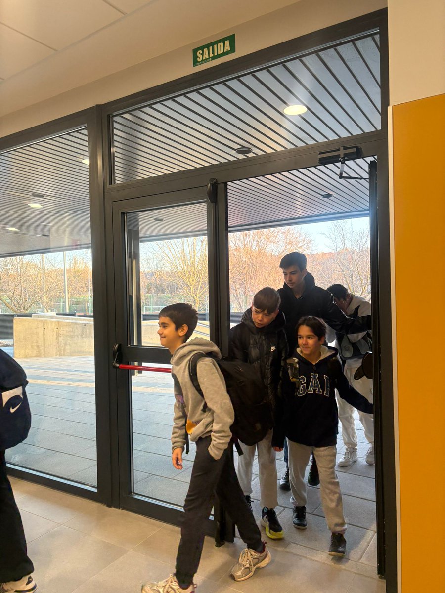 Ayer estrenamos el nuevo edificio del #IESAnaFrank 🏫✨
Alumnos (especialmente los más pequeños) felices, un ambiente precioso y un momento muy emotivo. ¡Empieza una nueva etapa! 💙
#STEM #bilingüismo #Aravaca