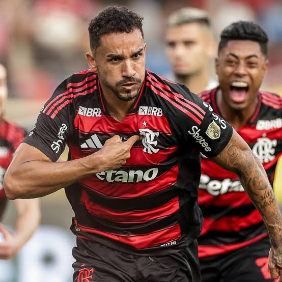 Se tem que haver uma mudança nesse time do Flamengo, ela deve começar com o Danilo sendo o novo capitão do time. 

Arrasca é líder técnico mas não tem o culhão de liderar e cobrar como o Danilo tem. 

Se querem mudança de chave, comecem pela troca da braçadeira de capitão.