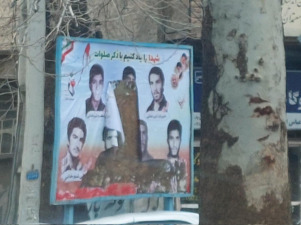 ‌در دانشگاههای ایران  توهین به تصاویر ش*هدا سوزاندن پرچم مقدس وطن و قمه‌کشی زیر سایه پرچمِ منحوسِ پهلوی صورت می‌گیرد بدانید این‌ها دانشجو نیستند، داعشی‌های جدیدند
#وحوش_پهلوی 
#سیرک_پهلوی