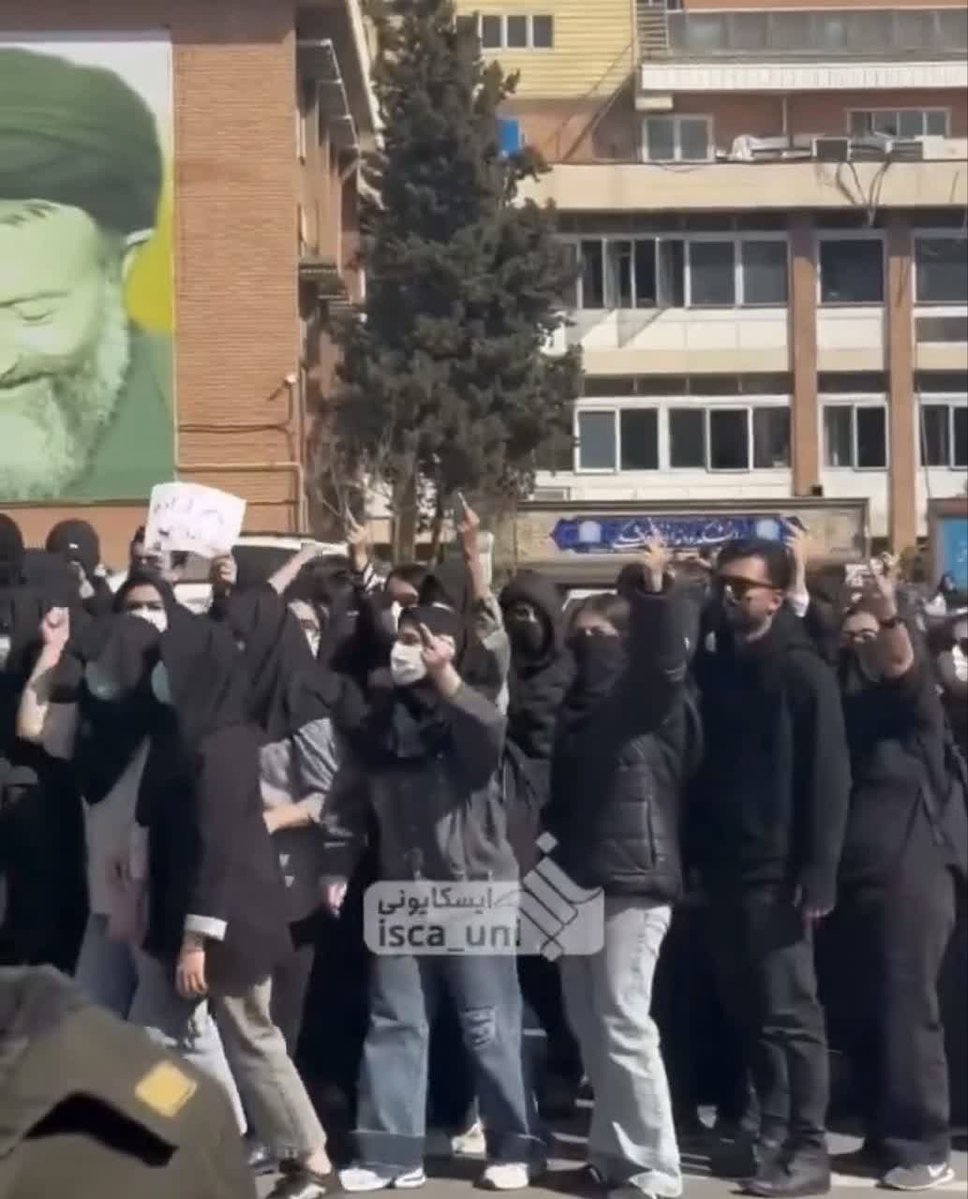 ادب که نباشد
شرف نیز ، نخواهد ماند
#سیرک_پهلوی