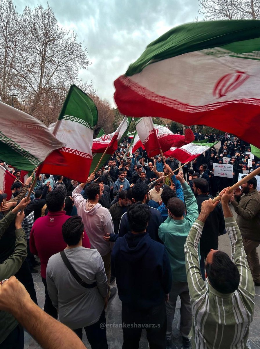 یه روزی میتونم با افتخار برای بچم تعریف کنم که وقتی یه عده دانشجونما پرچم وطنشون رو آتیش زدن و فحشهای ناموسی شعارشون بود؛من طرف درست ایستاده بودم و الله اکبر و حیدر حیدر میگفتم.
حداقل میتونم سرمو بالا بگیرم و بگم تو عمرم بازیچه دست دشمن و وطن فروش  نبودم!
#وحوش_پهلوی
#سیرک_پهلوی