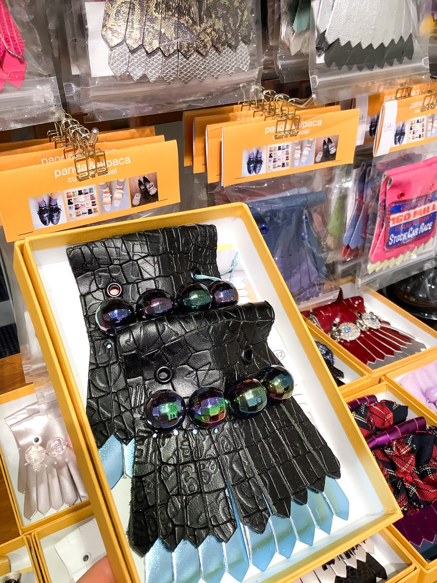 【Lido POP UP STORE <a href="/smith_urawa/">スミス 浦和パルコ</a> 】
カスタムタッセルは靴の着せ替えアクセサリー👟✨靴ひもに通して装着できます。 靴やシューアクセサリーを作成しているpanda&amp;alpacaさんの細やかな手仕事をぜひご覧ください。
全て1点ものです。週末は浦和パルコへ。3/8(日)まで。

#リド #パンダアンドアルパカ