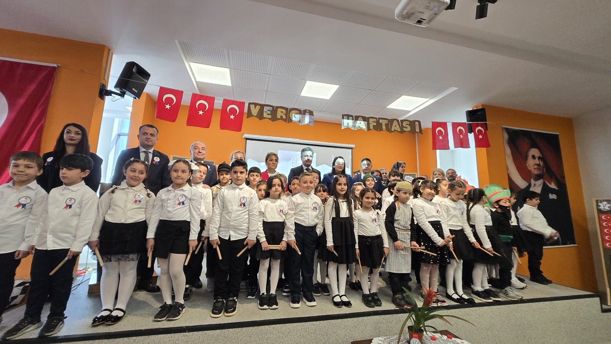 Vergi Haftası kapsamında düzenlenen program, İlçe Millî Eğitim Müdürümüz Zeynep Başdaş ve İl Defterdarımız Ömer Alanlı’nın katılımıyla gerçekleştirildi. Öğrencilerimiz vergi bilinci konusunda anlamlı bir farkındalık ortaya koydu.
<a href="/tcmeb/">Millî Eğitim Bakanlığı</a> 
<a href="/izmir_ilmem/">İzmir İl Milli Eğitim Müdürlüğü</a> 
<a href="/zynpbsds/">Zeynep Başdaş</a>