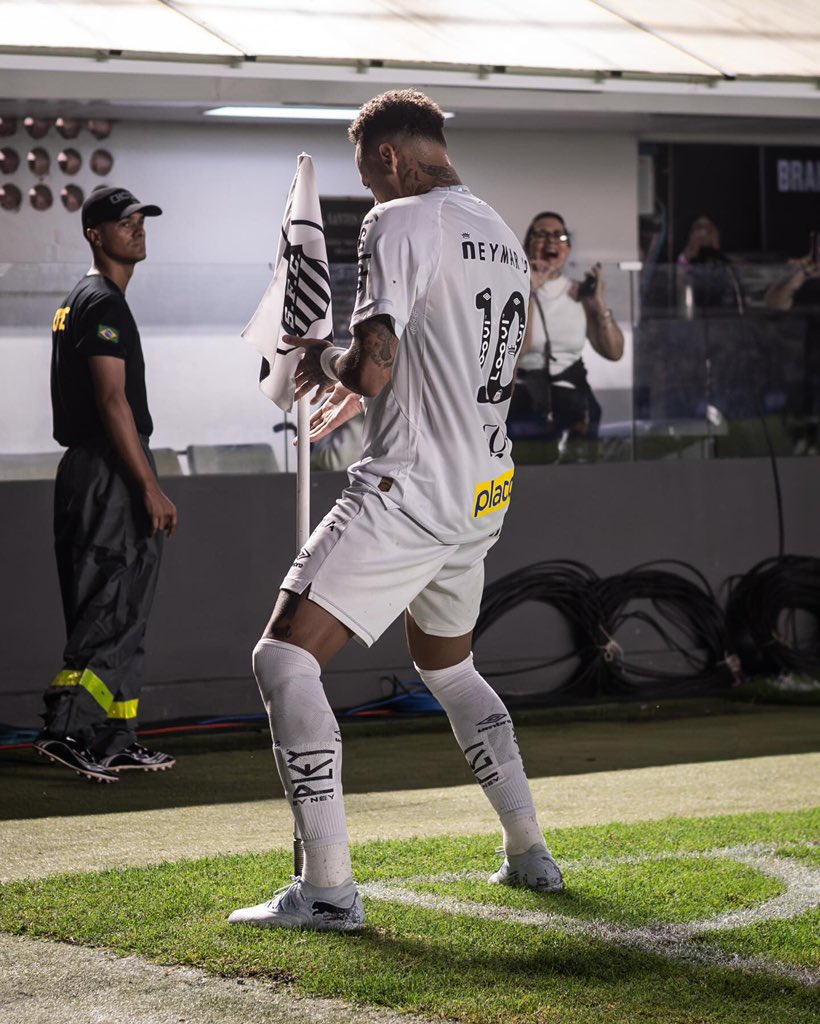 "𝗕𝗔𝗜𝗟𝗔 𝗩𝗜𝗡𝗜 🇧🇷" 😉🕺

Le post IG de Neymar buteur avec la même célébration que Vinicius Junior.

🗣️ « 𝗟𝗔 𝗣𝗘𝗧𝗜𝗧𝗘 𝗗𝗔𝗡𝗦𝗘 𝗖’𝗘́𝗧𝗔𝗜𝗧 𝗣𝗢𝗨𝗥 𝗩𝗜𝗡𝗜.

Je lui avais dit quand il a marqué le premier but là-bas au Portugal : “𝗦𝗶 𝘁𝘂 𝗺𝗮𝗿𝗾𝘂𝗲𝘀 𝘂𝗻