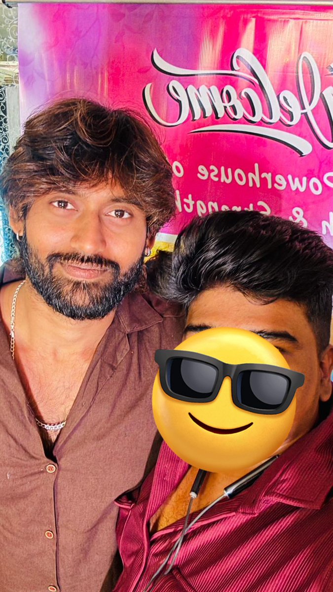 sambavamiruku's tweet photo. Valthukal madom 🙌❤️ nangalum selfie eduthom 😏 #Kamrudin #KamrudinSquad #BiggBossTamil9 https://t.co/m5f1S2Q46n
