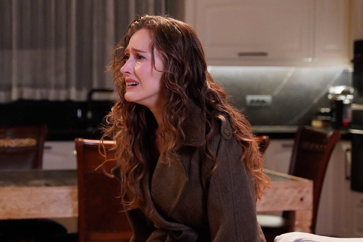 #GüllerveGünahlar 19. Bölüm Özet ve Kareleri:

Serhat, Berrak’tan Tibet’in yerini öğrenmeye çalışırken Zeynep de onun geceleri ortadan kaybolduğunun farkındadır. Berrak’ın ortadan kaybolduğu haberi duyulunca Zeynep, Serhat’ın ne yaptığını öğrenmek için harekete geçer. Pelin’in