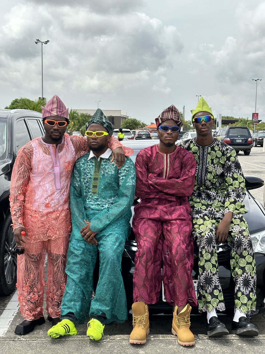 Me and my mutuals 
When we wan go engage another mutual😂😎