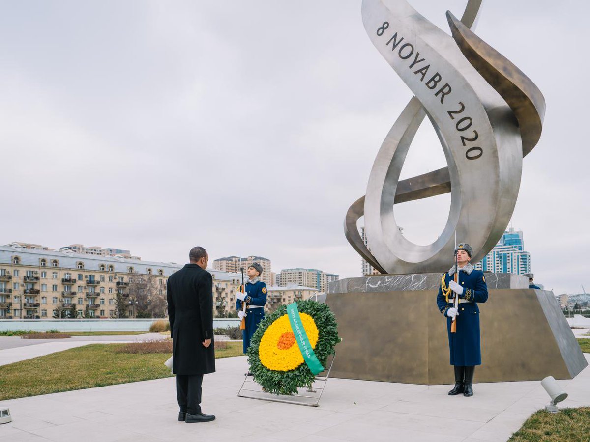 ebczena's tweet image. Ahead of Prime Minister #Abiy Ahmed’s meeting with President Ilham Aliyev, he participated in a wreath laying ceremony at the Alley of Honor and the Victory Monument in #Baku. 
Its monuments embody the unbreakable unity of the people. 
We would like to express a profound honor