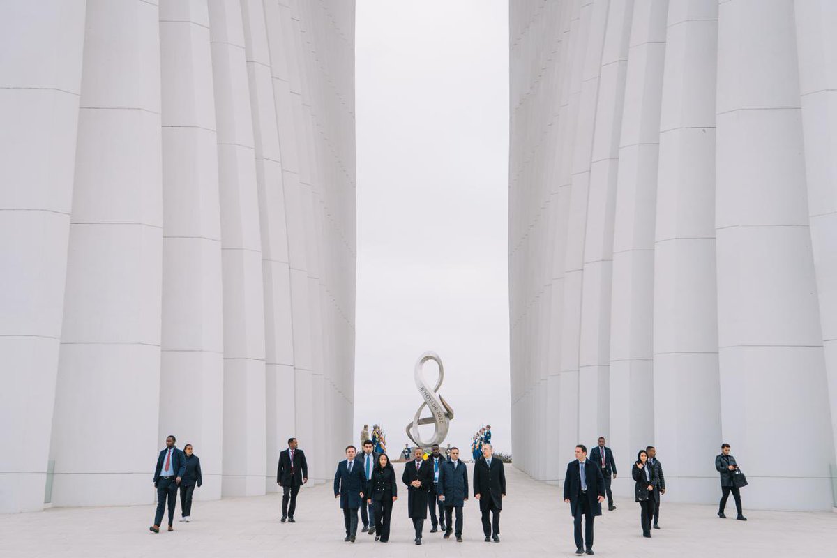 ebczena's tweet image. Ahead of Prime Minister #Abiy Ahmed’s meeting with President Ilham Aliyev, he participated in a wreath laying ceremony at the Alley of Honor and the Victory Monument in #Baku. 
Its monuments embody the unbreakable unity of the people. 
We would like to express a profound honor