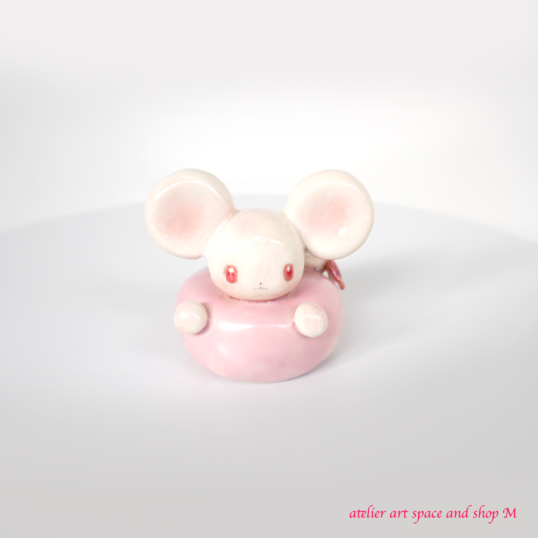 ちいさくてかわいいサイズのねずみちゃん。 お餅の部分はマットな