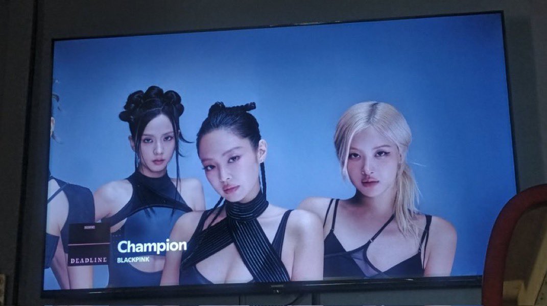lalisaslore's tweet photo. how can you even exclude her from a horizontal pic? genuinely embarrassing… lisa you need to leave that group NOW https://t.co/VfGlQhzz2F