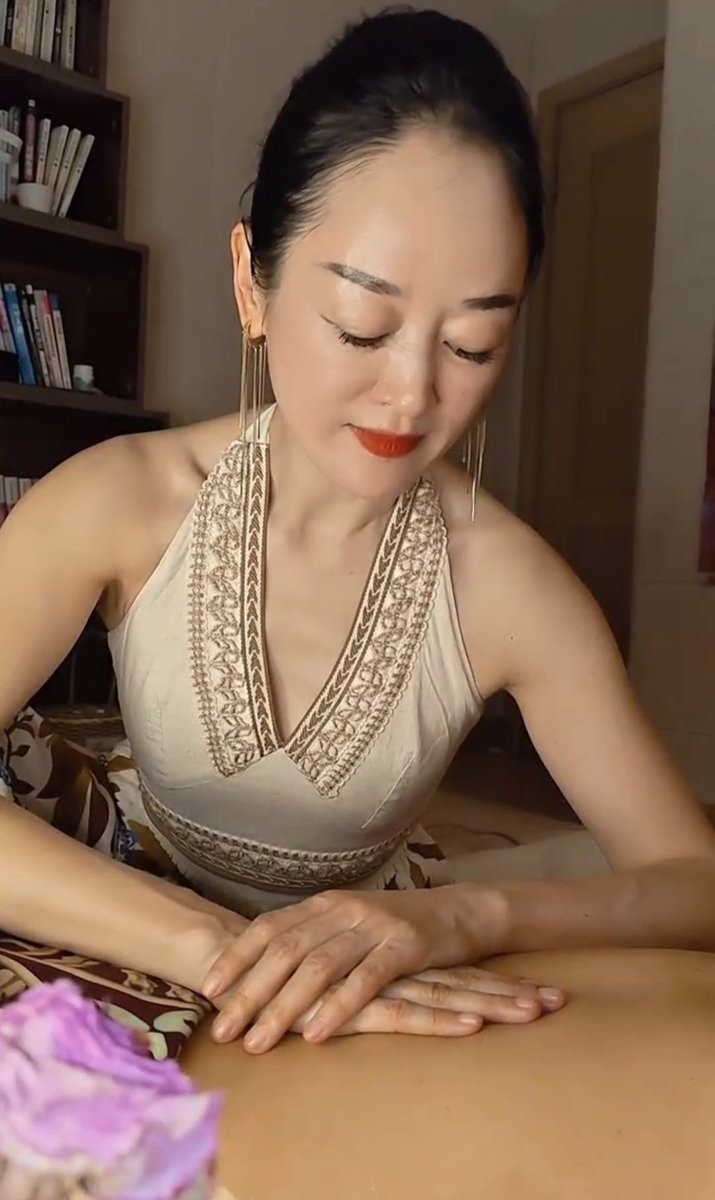 samyerhatm's tweet photo. 每一次抚触，都是在叩响身体的门。那些被忽略的知觉渐渐苏醒，用最温柔的力道，疗愈着心灵的褶皱。 https://t.co/BYm0MPVZ42