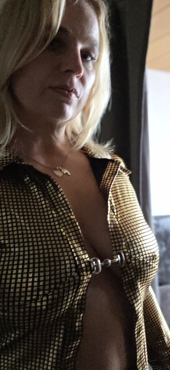 LadyDoreen77's tweet photo. Denkst du ernsthaft du könntest mir das Wasser reichen?  Das einzige wozu du nützlich bist ist es mir zu dienen. Vielleicht schenke ich dir dann Beachtung 😈 #sklave #lady #knien #dienen #senden #femdom #findom https://t.co/V60FzSJgW5