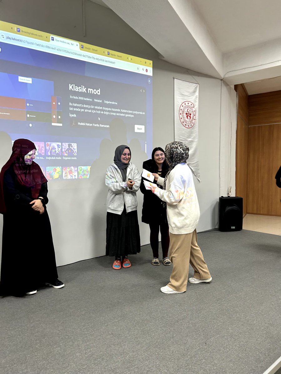 👨🏻‍💻Hubbi Hatun Yurdu

Manevi Rehberlik Birimi tarafından yürütülen "Ramazan" konulu Kahoot bilgi yarışmasında bilgi ve hızın etkisiyle heyecanlı saatler yaşandı. Dereceye giren öğrencilerimizi tebrik ediyor, katılım sağlayan öğrencilerimize teşekkür ediyoruz. 🪷